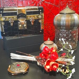 Jahani Gold/Black Box Purse ❤️